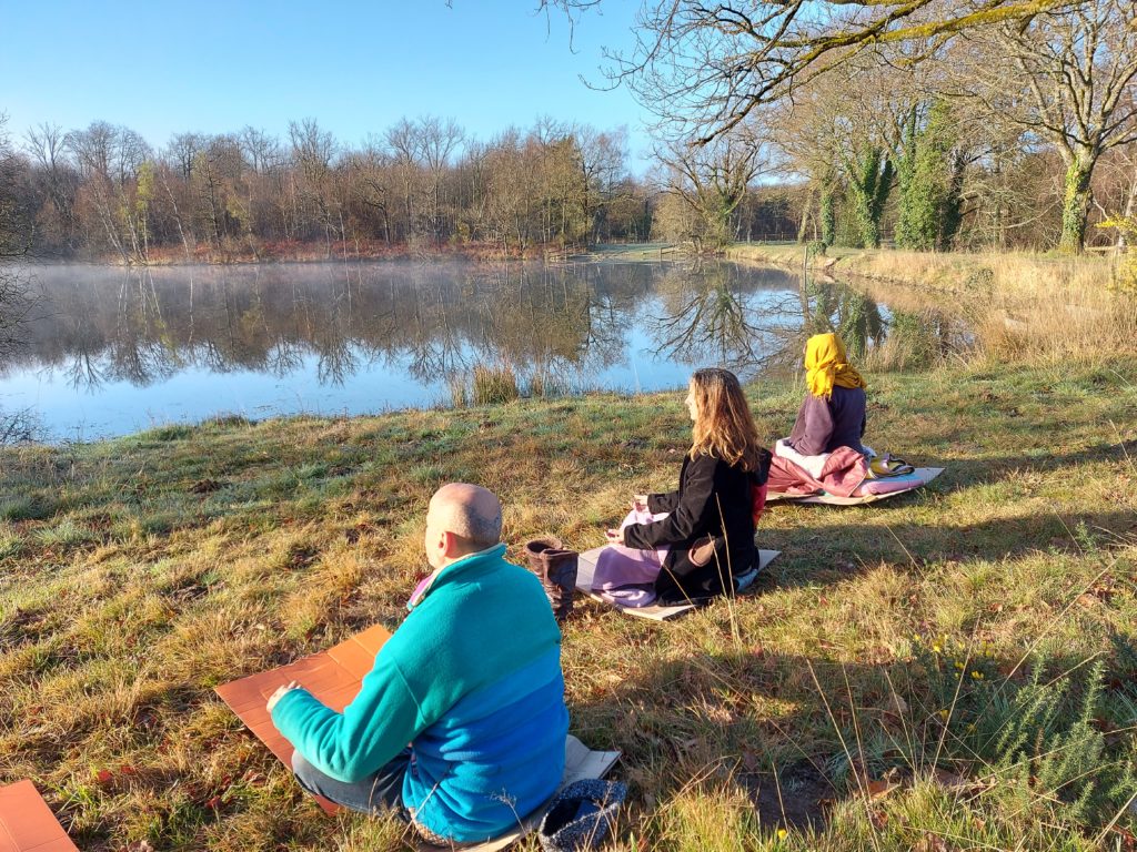 méditation matinale dans l'écovillage
